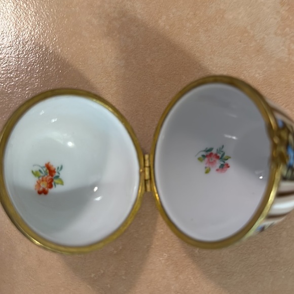 Other - Vintage EGG TRINKET CONTAINER